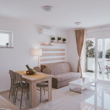 Poolside Hideout Apartments Novalja Exterior photo